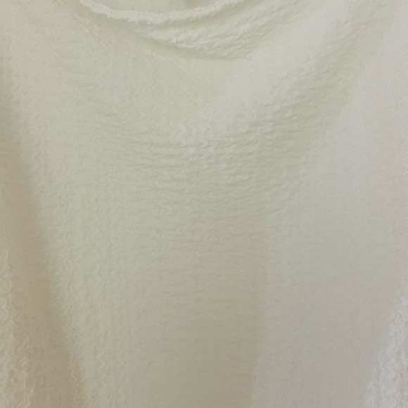 Express Crinkle Texture Top - Picture 2 of 5